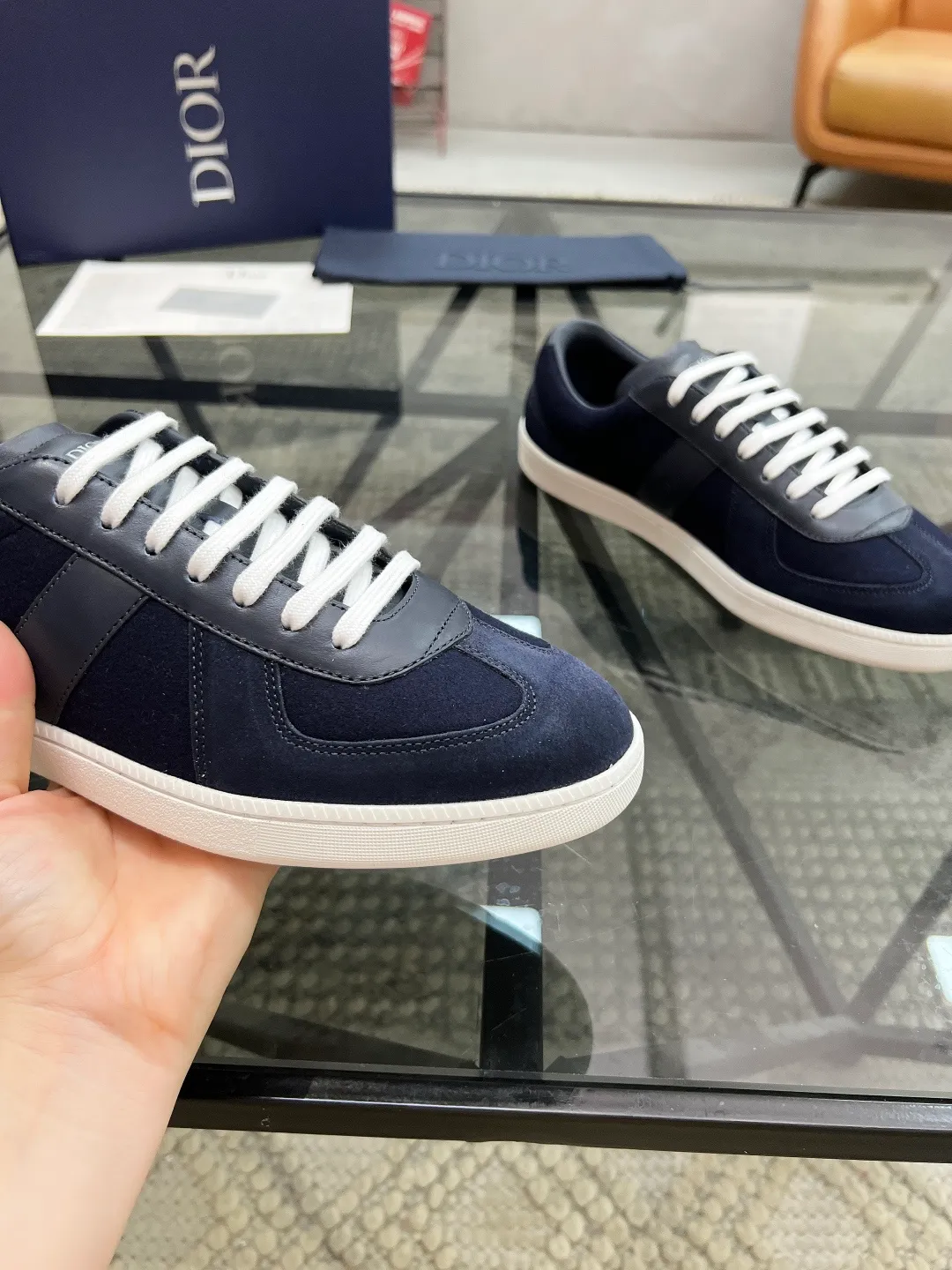 Factory price: 420💰🔍Top purchasing agent🇮🇹 Dior's super popular sneakers are available at the new counter simultaneously. The uppers are made from Italian original imported cowhide with cloth fabrics. The logo graphics are perfectly reproduced with complex craftsmanship that is necessary for fashionistas. Imported soft water-dyed cow lining and cowhide feet Sole: The original sole is specially provided by the original factory, the exclusive movable molded sole is super comfortable, the original factory follows the order, 🔍🔍high quality, you can enter and exit the counter at will, welcome to compare, the code number is 39-44 (order 38 45)